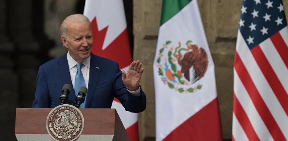 El presidente de los Estados Unidos, Joe Biden, habla con la prensa luego de la 10ª Cumbre de Líderes de América del Norte, en el Palacio Nacional en la Ciudad de México. Foto: AFP