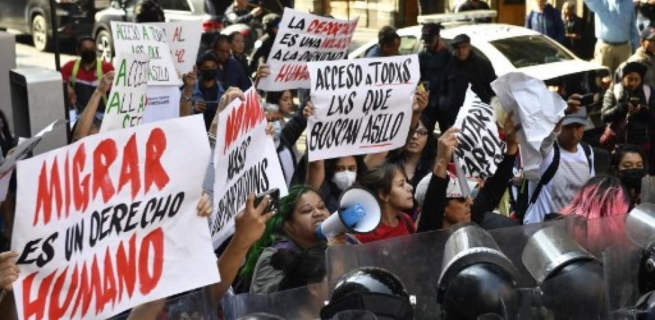 Los manifestantes protestan contra las deportaciones masivas en la frontera entre Estados Unidos y México, en los alrededores del Palacio Nacional en la Ciudad de México el 10 de enero de 2023.