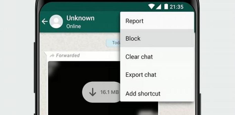 Interfaz de bloqueo de un contacto de WhatsApp. Europa Press