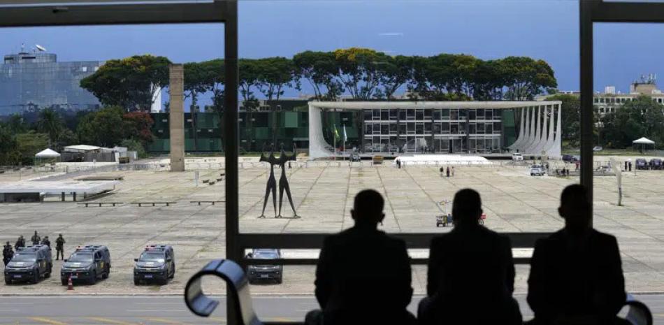 Agentes de seguridad dentro del Palacio del Planalto, en Brasilia, el miércoles 11 de enero de 2023. AP