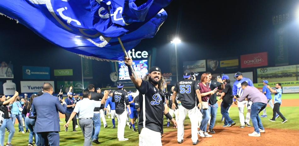 <p>Jorge Alfaro muestra una bandera gigante del Licey luego de alcanzar el pase a la serie final</p>