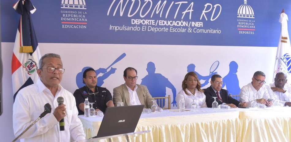 Juan Vila, viceministro de Deportes, extremo izquierdo, durante su intervención en la Declaración de San Pedro de Macoris sobre el proyecto Indómita RD.
