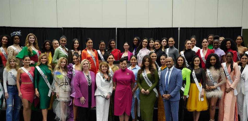 Representantes de los países participantes en el Miss Universo posando junto a autoridades durante la conferencia de prensa de bienvenida celebrada el 10 de enero.  / Fotos: EFE
