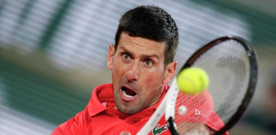 Novak Djokovic golpea la pelota en un partido contra Rafael Nadal durante su partido de cuartos de final de Roland Garros en París, Francia.