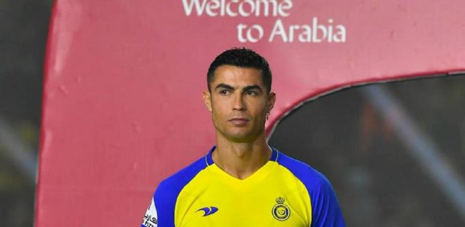 Cristiano Ronaldo aparece durante su presentación oficial como nuevo jugador del Al-Nassr, en Riad, Arabia Saudí.