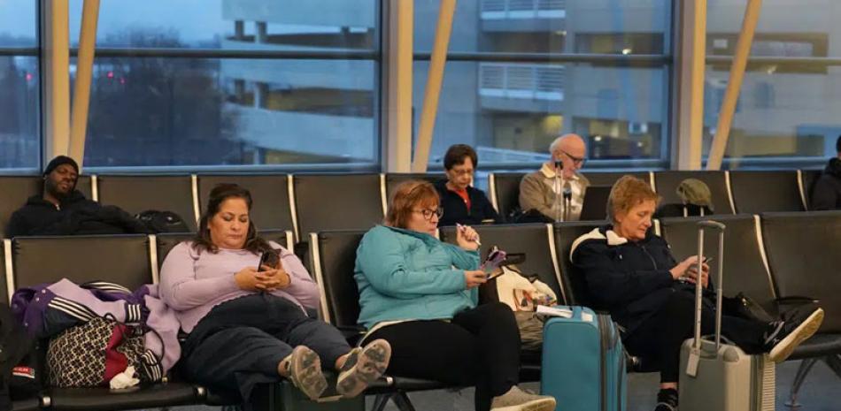 Un grupo de pasajeros en el Aeropuerto Midway de Chicago el 11 de enero de 2023. AP