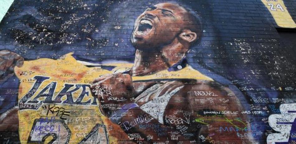 En esta foto de archivo tomada el 25 de enero de 2022, un mural de la fallecida estrella de los Lakers Kobe Bryant del muralista Jonas Never está cubierto con mensajes de fanáticos en Los Ángeles. 

Foto: Frédéric J. BROWN / AFP