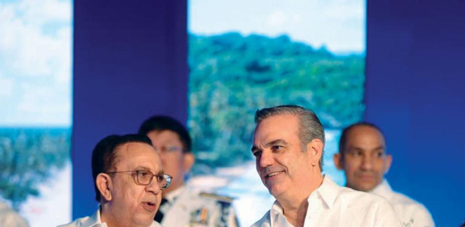 El presidente Luis Abinader y Héctor Valdez Albizu.