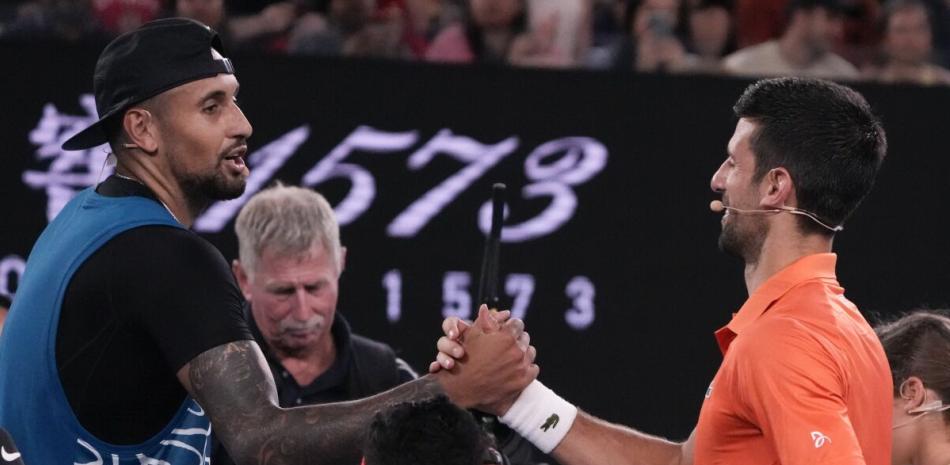 Nick Kyrgios y Novak Djokovic se saludan tras un duelo de exhibición en la Arena Rod Laver en Melbourne, Australia el viernes 13 de enero del 2023.