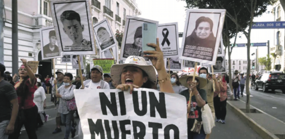 Manifestantes marchan contra la presidenta peruana Dina Boluarte en Lima, Perú, el jueves 12 de enero de 2023. Los manifestantes buscan elecciones inmediatas.  ap