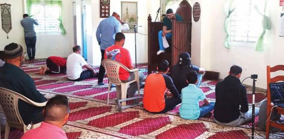 Seguidores del islam durante su ceremonia en la mezquita “Nur Al-Din”, en el centro de Santiago. fuente externa