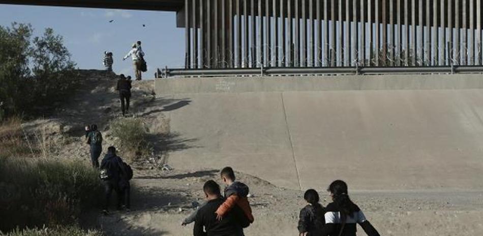 Migrantes intentado cruzar la frontera entre México y Estados Unidos. Foto de archivo/LD.