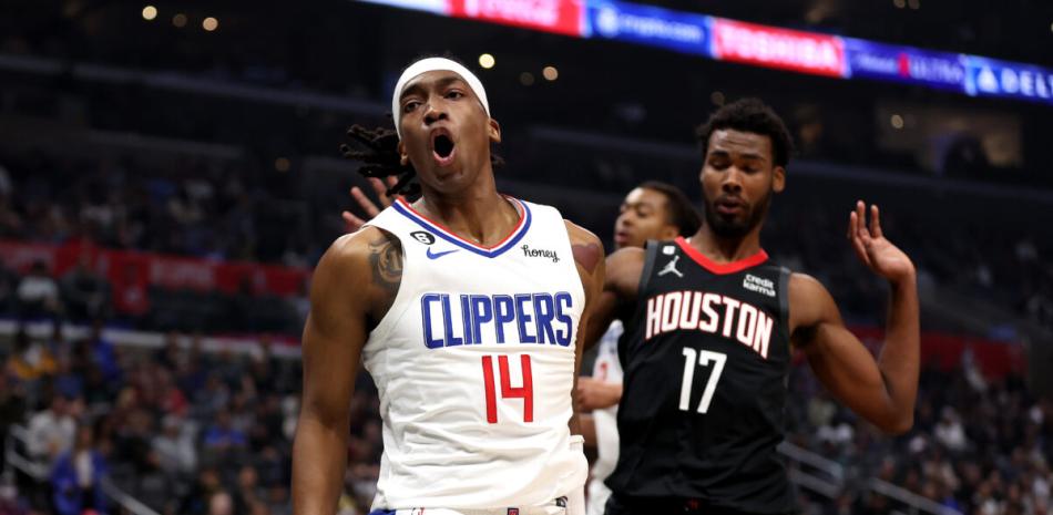 Terance Mann, de los Clippers, reacciona luego de conseguir una anotación en el partido del domingo en el baloncesto de la NBA frente a los Rockets.