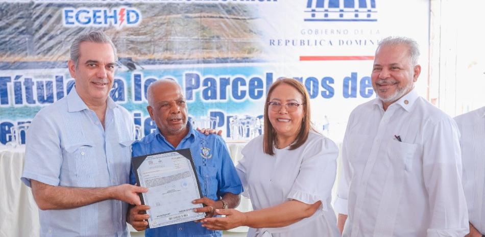 Presidente Abinader asiste al acto de entrega de títulos de propiedad a parceleros de Vallejuelo / Fuente Externa