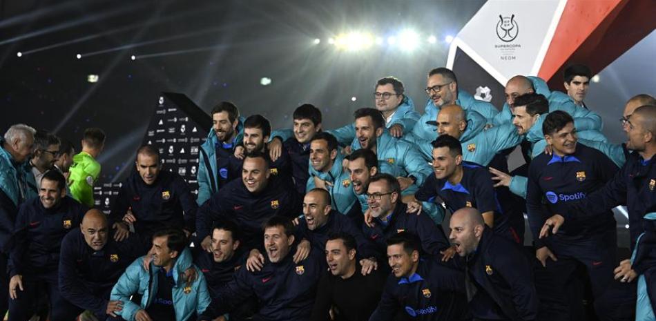 Head coach Xavi (C, front) and Barcelona staff celebrate after winning the Spanish Super Cup final match between Real Madrid and Barcelona, in Riyadh, Saudi Arabia, 15 January 2023. (Arabia Saudita) EFE/EPA/STR