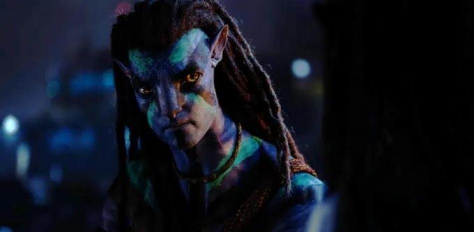 Esta imagen publicada por 20th Century Studios muestra a Sam Worthington, como Jake Sully, en una escena de "Avatar: The Way of Water". (20th Century Studios via AP)..