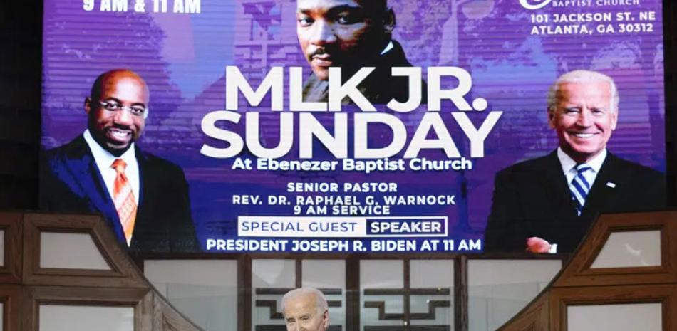 El presidente Joe Biden habla en la Iglesia Bautista Ebenezer en Atlanta, ayer domingo 15 de enero de 2023, durante un servicio en honor a Martin Luther King AP