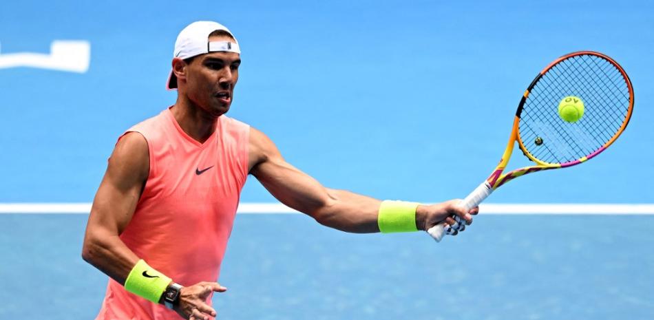 El español Rafael Nadal golpea una devolución durante una sesión de entrenamiento en el Malbourne Park antes del Abierto de Australia de tenis en Melbourne el 15 de enero de 2023. Fuente: AFP.
