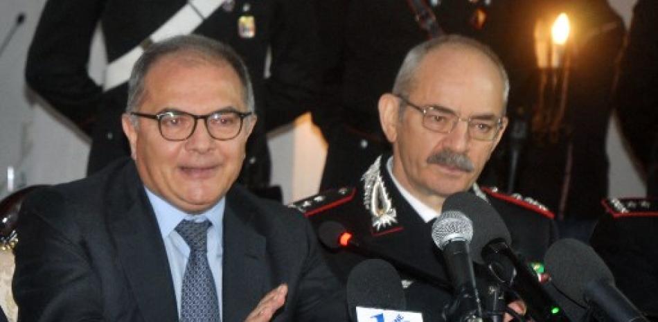 El fiscal Maurizio De Lucia (Derecha) y el comandante de la ROS Pasquale Angelosanto (Izquierda) durante una conferencia de prensa en Palermo el 16 de enero de 2023 tras el arresto del jefe de la mafia más buscado de Italia, Matteo Messina Denaro.