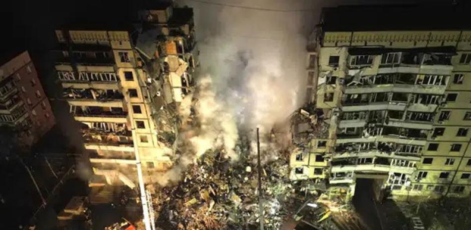 Socorristas buscan a personas atrapadas en los escombros después de que cohete ruso impactó en un edificio de apartamentos  AP