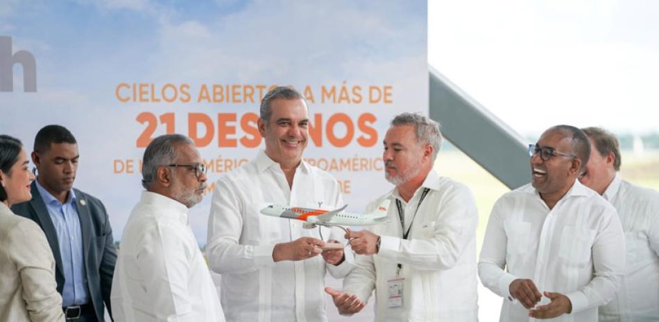El presidente Luis Abinader junto a ejecutivos de SkyHigh Dominicana. /Fuente Externa