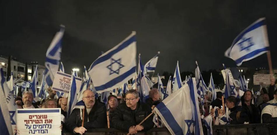 Decenas de miles de israelíes protestaron el sábado en Tel Aviv contra la coalición gobernante de Benjamin Netanyahu y su proyecto de reforma judicial. ap