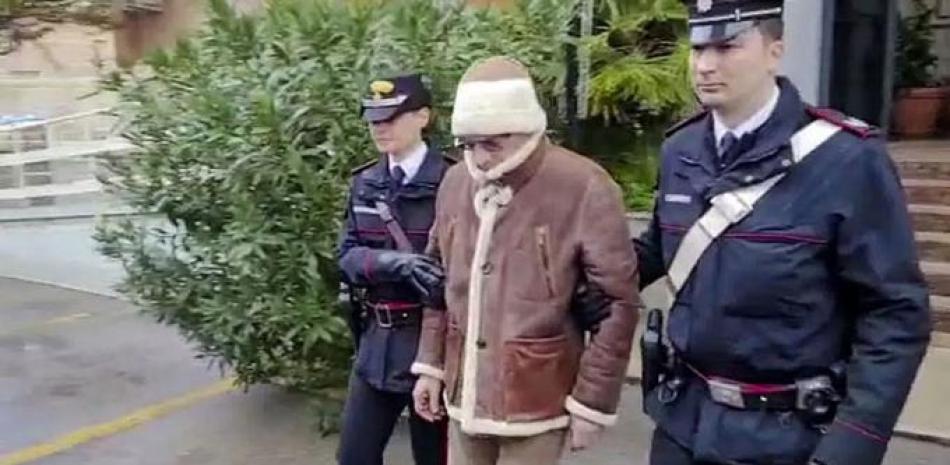El capo de la mafia Matteo Messina Denaro, al centro, sale del cuartel de policía luego de ser arrestado en una clínica privada en Palermo, Sicilia, después de permanecer prófugo durante 30 años. AP