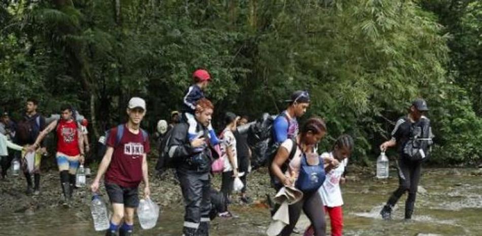 Fotografìa de archivo de migrantes que atraviesan un río con la intención de llegar a Panamá a través del Tapón del Darién (Colombia). EFE/ Mauricio Dueñas Castañeda