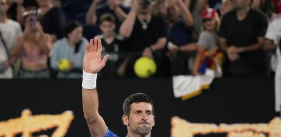 Novak Djokovic saluda tras vencer a Roberto Carballés Baena en la primera ronda del Abierto de Australia, el miércoles 18 de enero de 2023, en Melbourne.}