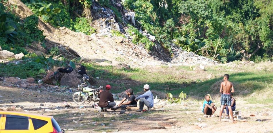 Jovenes observando la reolceccion de basura realizada ayer en el Sector La Zurza. Foto de Raúl Asencio