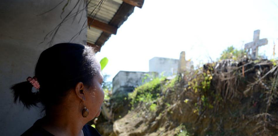 Una mujer observa hacia el lado donde se produjo el desplome de una pared del Cementerio Cristo Rendetor. / J.A Maldonado