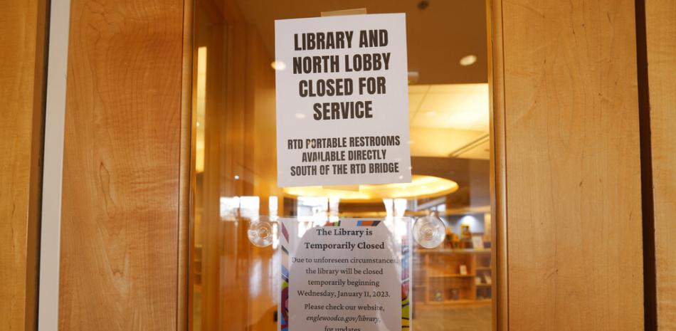 Unos letreros son colocados en las puertas de entrada para avisar a los visitantes que la biblioteca está cerrada debido a una contaminación de metanfetamina, el jueves 12 de enero de 2022, en Englewood, Colorado.

Foto: AP/David Zalubowski
