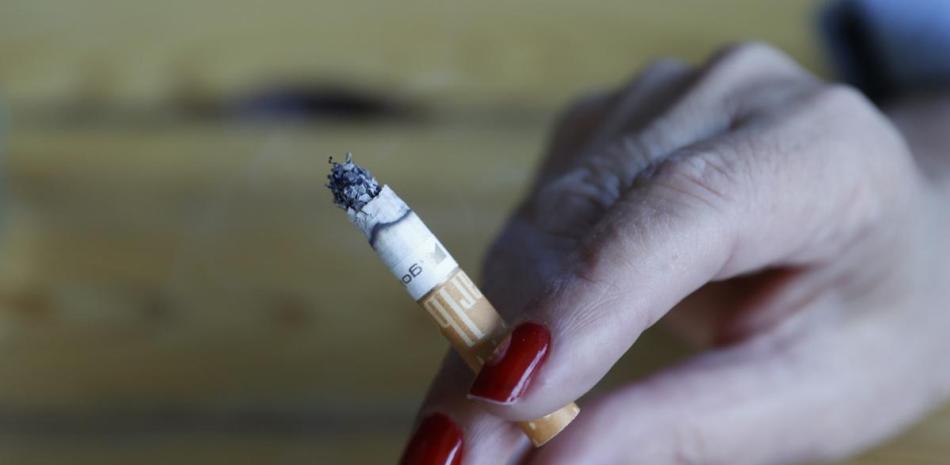 En la imagen de archivo, una mujer fuma un cigarrillo. EFE/ J.J.Guillen