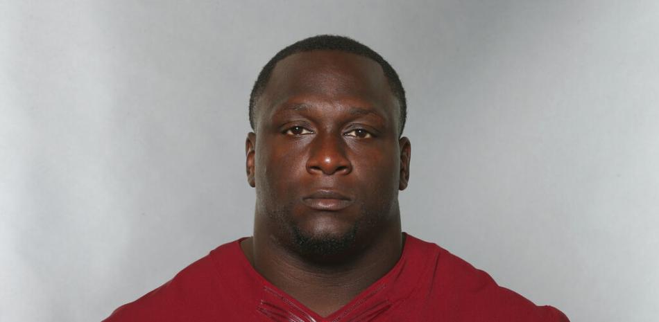 Foto de junio del 2016, Jerrell Powe, posa con los Redskins de Washington. El lunes 16 de enero del 2023, el exjugador fue arrestado en Mississippi acusado de secuestro. Foto: AP