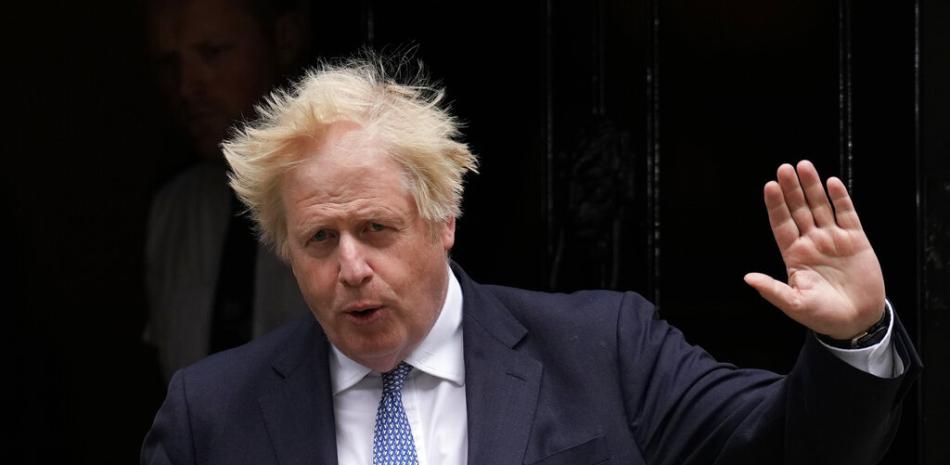 El primer ministro Boris Johnson sale del número 10 de Downing Street, en Londres, el 25 de mayo de 2022.

Foto: AP/Matt Dunham