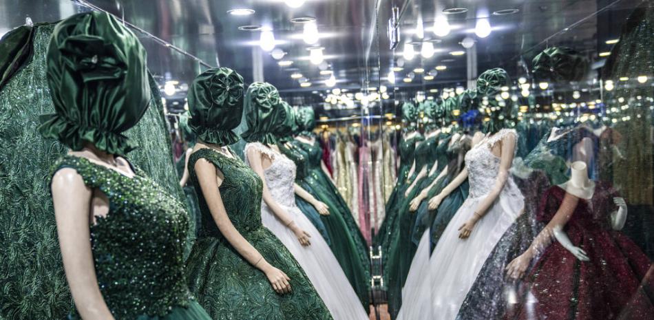Maniquíes con la cabeza cubierta en una tienda de vestidos para dama, el lunes 26 de diciembre de 2022, en Kabul.

Foto: AP/Ebrahim Noroozi