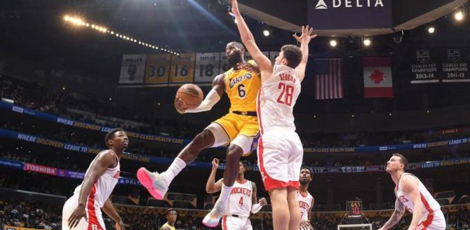 LeBron James, de los Lakers, realiza una gestión ofensiva en el partido frente a los Rockets de Houston el lunes por la noche en el baloncesto de la NBA.