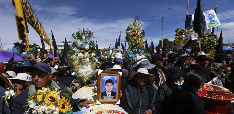 Residentes realizan una procesión fúnebre por los manifestantes y otras personas muertas durante los enfrentamientos con la policía en Juliaca, Perú, el miércoles 11 de enero de 2023.  AP