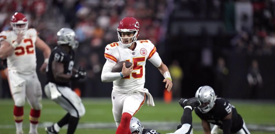El quarterback de os Chiefs de Kansas City Patrick Mahomes corre con el balón frente a los Raiders de Las Vegas en el encuentro del sábado 7 de enero del 2023.