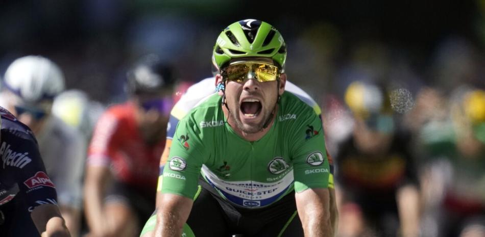 El ciclista británico Mark Cavendish al ganar la 13ra etapa del Tour de Francia, el 9 de julio de 2021, en Carcassone.