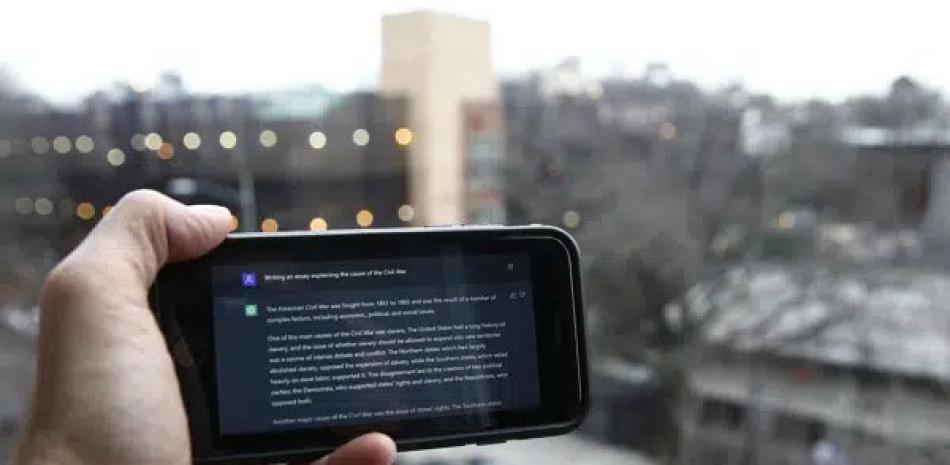 Un mensaje de ChatGPT se muestra en un teléfono cerca de una escuela pública en Brooklyn, Nueva York, el jueves 5 de enero de 2023. AP