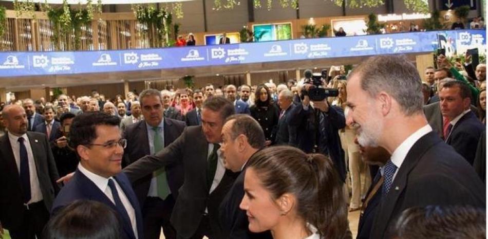 Los reyes de España saludan al ministro David Collado al visitar el stand de República Dominicana en la Fitur 2023.