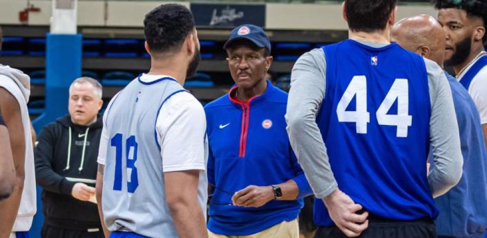 Dwane Casey, entrenador de los Pistons de Detroit, da instrucciones a sus jugadores en París, Francia.