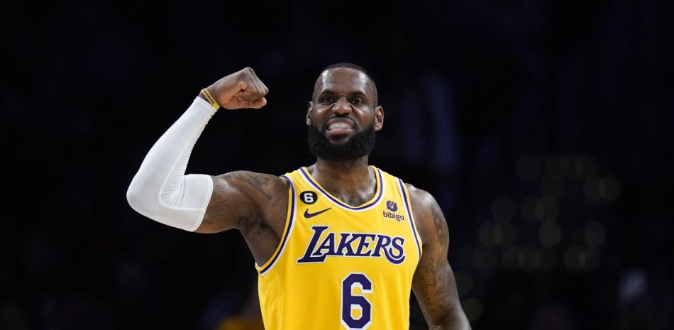 LeBron James de los Lakers de Los Ángeles flexiona el brazo en el encuentro ante los Rockets de Houston el lunes 16 de enero del 2023.