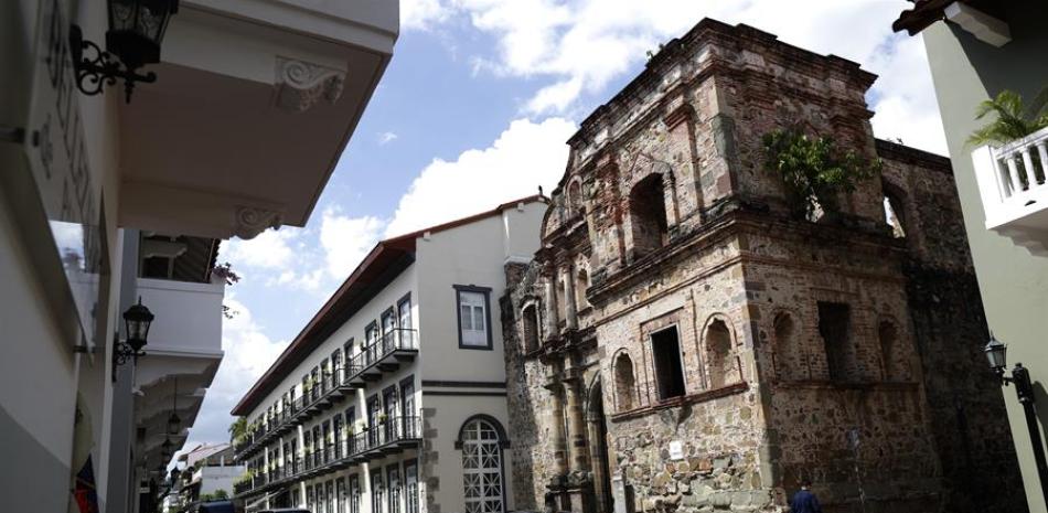 Personas caminan por el Casco Viejo en Ciudad de Panamá (Panamá). EFE/Bienvenido Velasco