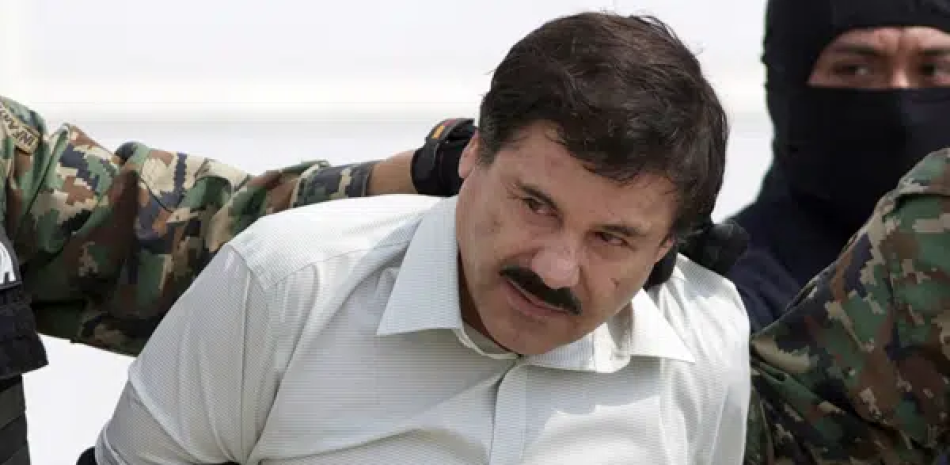 En esta fotografía de archivo del 22 de febrero de 2014, Joaquín "El Chapo" Guzmán, jefe del Cártel de Sinaloa en México, es escoltado a un helicóptero en la Ciudad de México luego de su captura.  AP