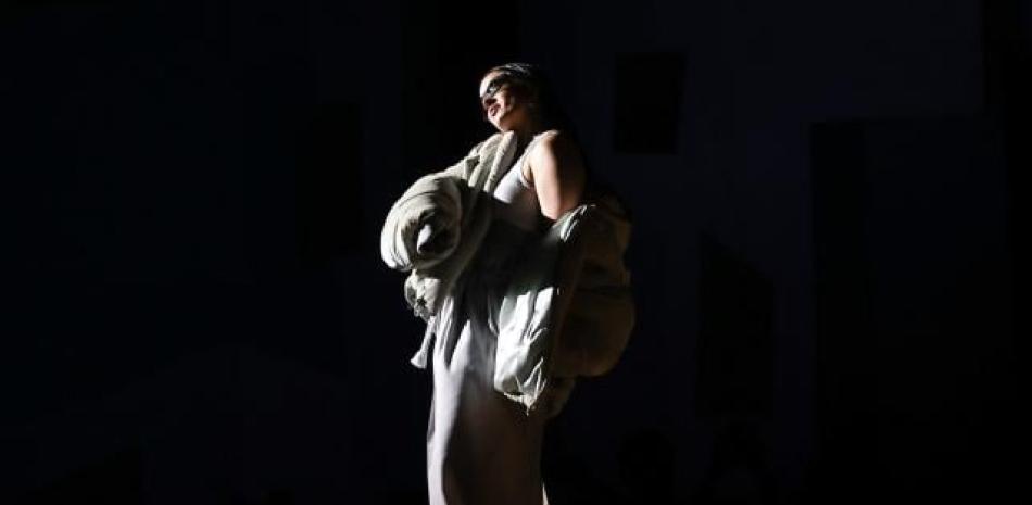 La cantante española Rosalía actúa durante la presentación de la Colección Otoño/Invierno 2023/2024 de Louis Vuitton en la Semana de la Moda de París este 19 de enero. EFE