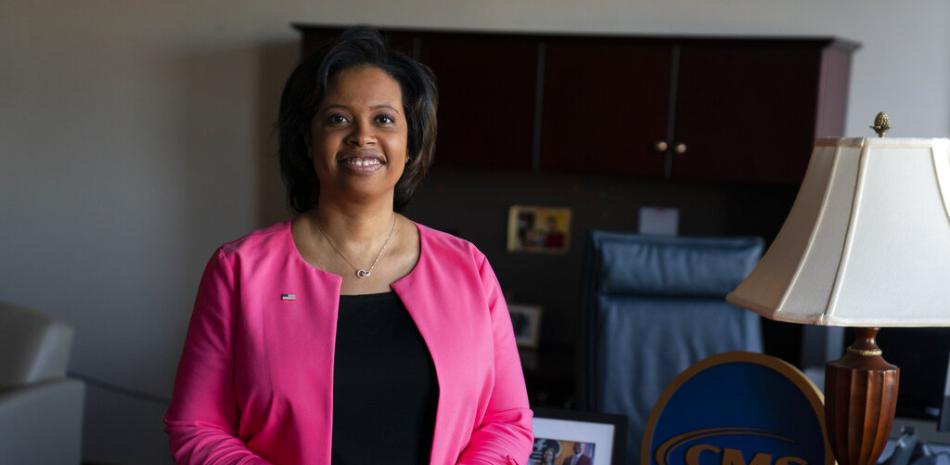 Chiquita Brooks-LaSure, administradora de servicios de Centros de Medicare y Medicaid, posa para la foto en su oficina, Washington, 9 de febrero de 2022.

Foto: AP/Evan Vucci