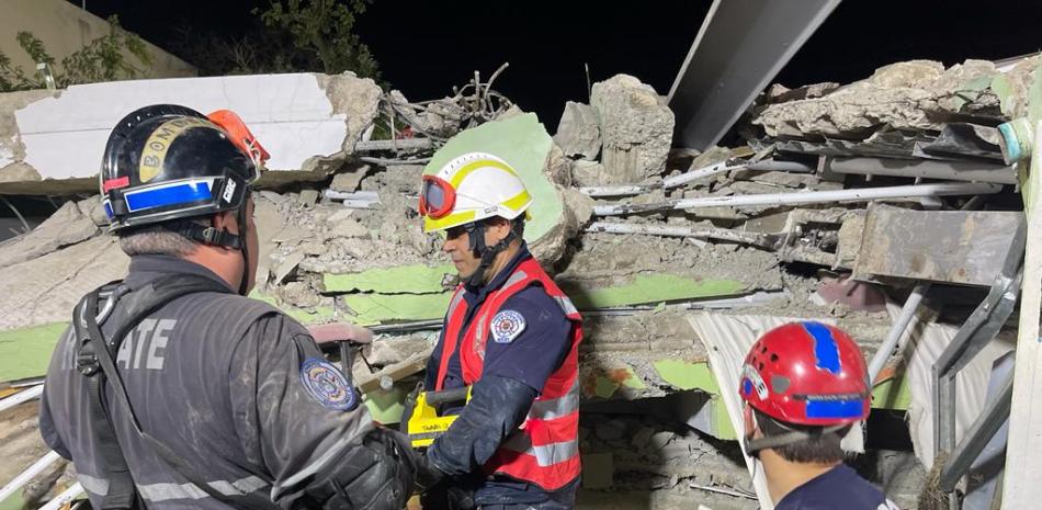 Socorristas en edificio colapsado en La Vega.