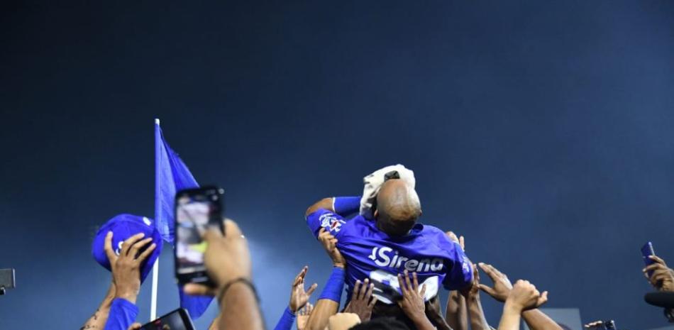 El capitán azul, Emilio Bonifacio, cargado por sus compañeros mientras lloraba en la celebración por el campeonato 23 de los Tigres del Licey. GLAUCO MOQUETE/LD